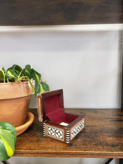 Ägyptische Schmuckschatulle aus Holz mit Intarsien aus „Perlmutt“