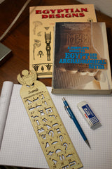 Hieroglyphenschablone/Lineal aus Holz – Ägyptischer geflügelter Skarabäus – 12"