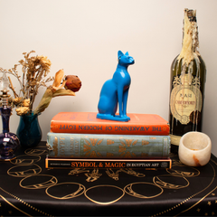 Ägyptische Bastet-Katzenstatue – Blau mit Ohrring – Hergestellt in Ägypten