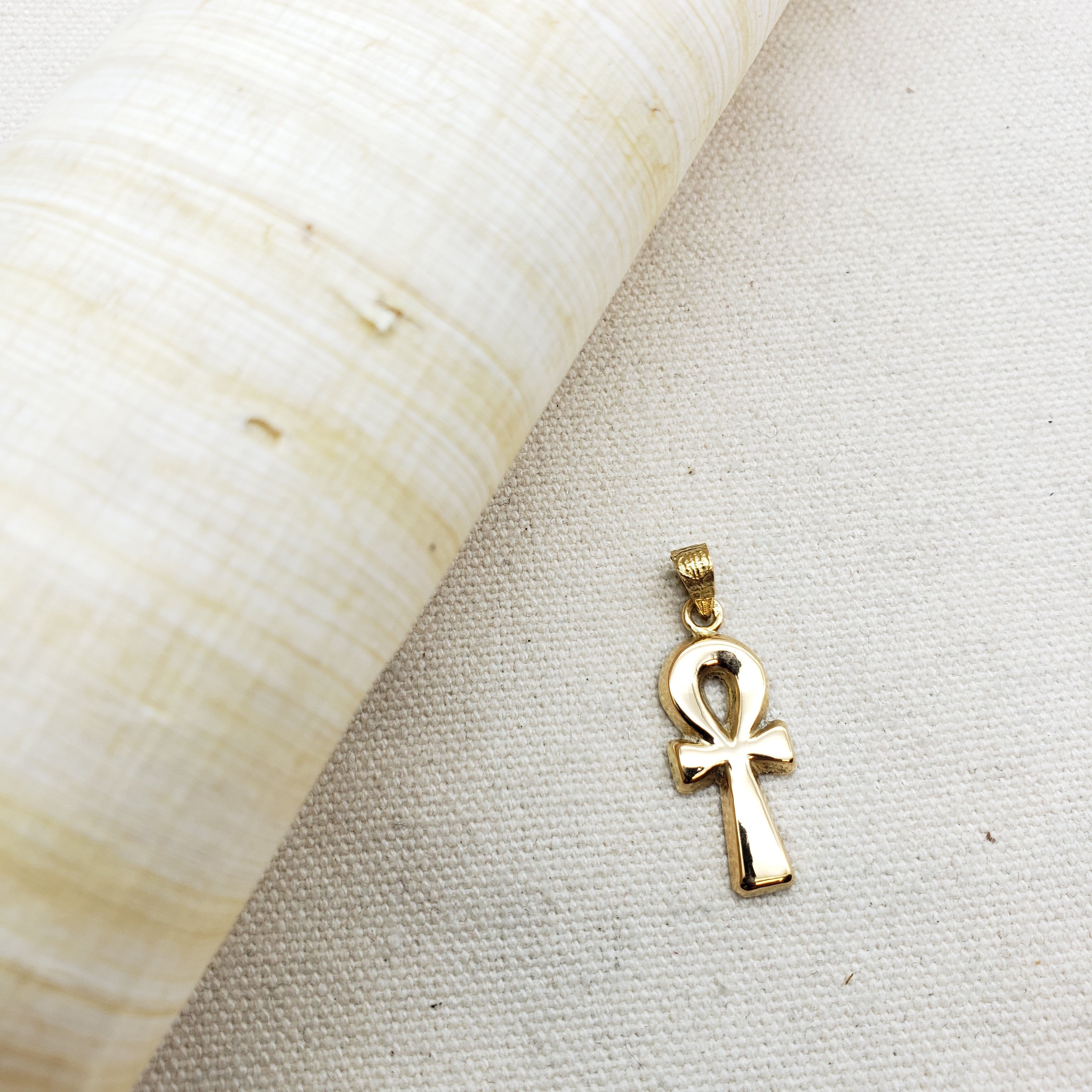 18k Gold Egyptian Ankh Pendant
