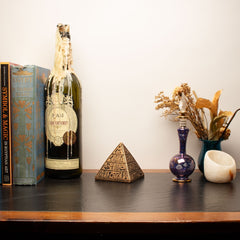 Ägyptische Pyramidenstatue – Hergestellt in Ägypten