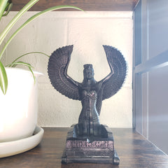 Statue der ägyptischen Göttin Isis mit Tablett – Hergestellt in Ägypten